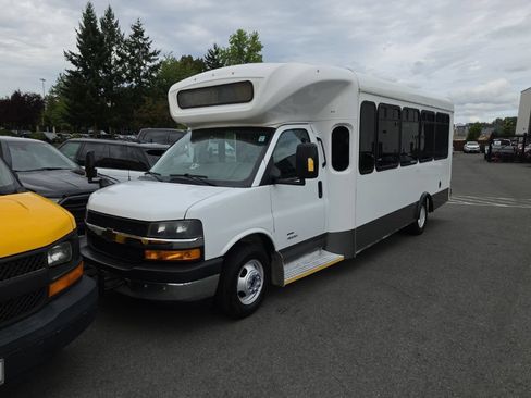 Used 2020 Chevrolet Express 4500 w/ Shuttle Bus Package RWD image 1