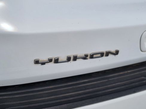 Used 2024 GMC Yukon SLT w/ SLT Luxury Package image 12