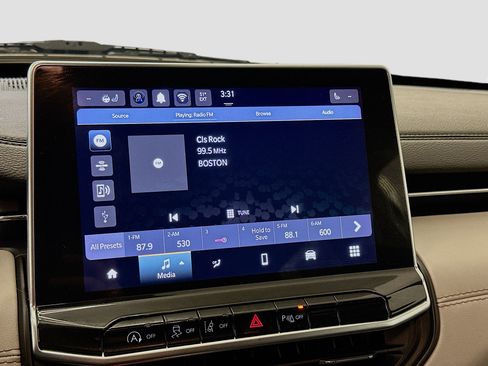 Used 2025 Jeep Compass Limited image 21