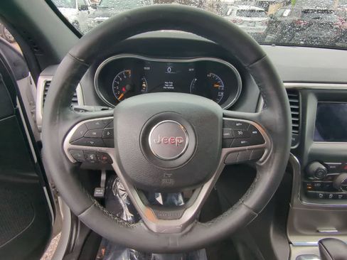 Used 2019 Jeep Grand Cherokee Laredo AWD/4WD image 22