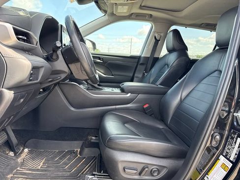 Used 2022 Toyota Highlander XLE FWD image 6