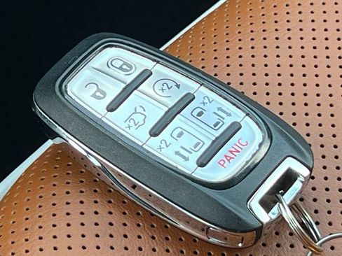 Used 2024 Chrysler Pacifica Pinnacle AWD/4WD image 38