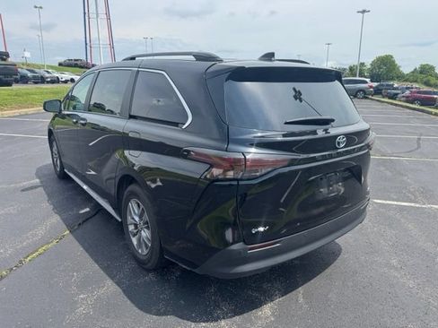 Used 2025 Toyota Sienna XLE FWD image 5