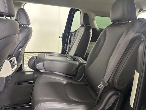 Used 2024 Kia Carnival EX image 21