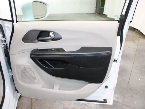 Used 2022 Chrysler Pacifica Touring-L FWD image 32