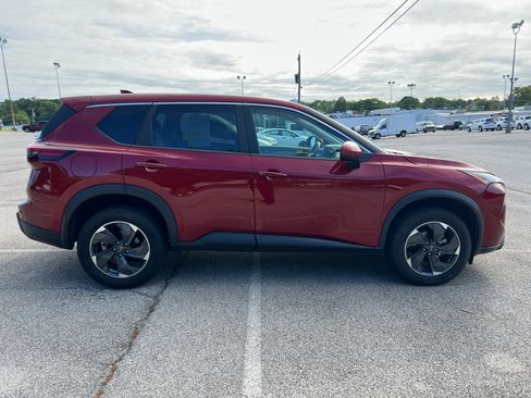 Used 2025 Nissan Rogue SV AWD/4WD image 2