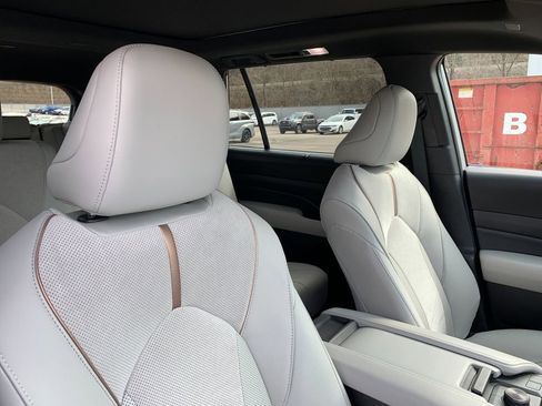 Used 2024 Toyota Grand Highlander AWD Hybrid image 21