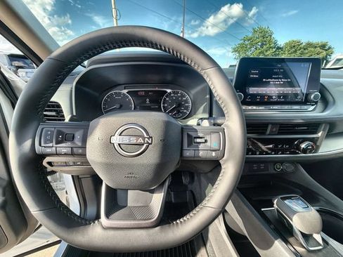 Used 2026 Nissan Rogue SV FWD image 11