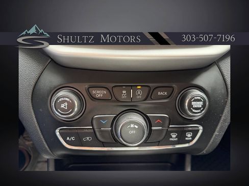 Used 2018 Jeep Cherokee Latitude Plus w/ Cold Weather Group AWD/4WD image 13