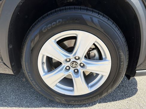 Certified 2025 Toyota Highlander LE FWD image 22