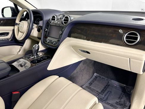 Used 2019 Bentley Bentayga image 2