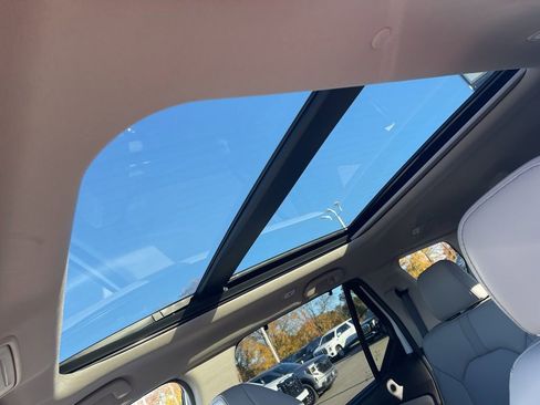 Used 2025 Honda Pilot Touring image 13