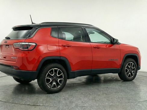 Used 2025 Jeep Compass Trailhawk AWD/4WD image 9