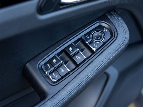 Certified 2023 Porsche Macan image 23