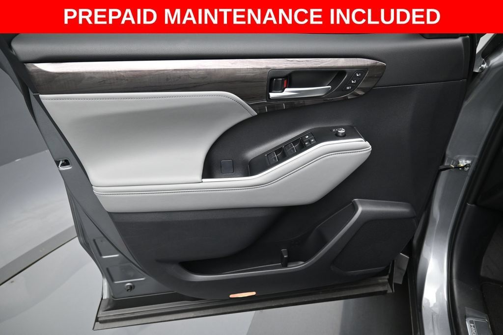 Certified 2026 Toyota Highlander Platinum AWD/4WD image 11