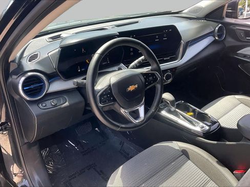 Used 2024 Chevrolet Trax LT w/ LT Convenience Package FWD image 17