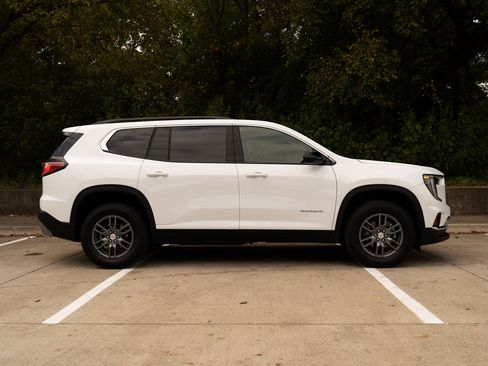 Used 2025 GMC Acadia Elevation image 10