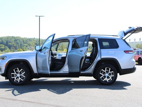 Used 2023 Jeep Grand Cherokee L Limited AWD/4WD image 14