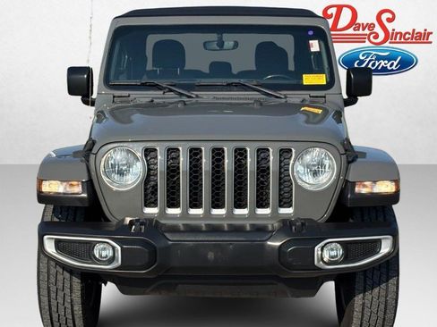 Used 2022 Jeep Gladiator Overland w/ Cold Weather Group AWD/4WD image 2