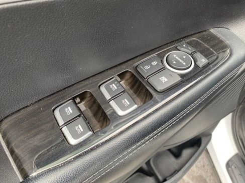 Used 2019 Kia Sorento LX image 16