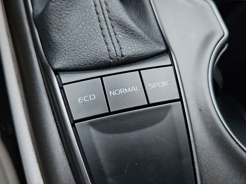 Used 2022 Toyota Camry SE FWD image 13