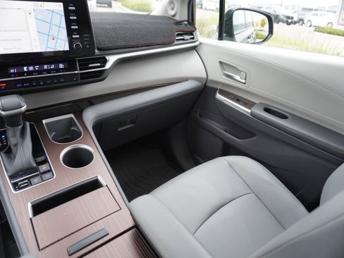 Used 2022 Toyota Sienna XLE image 18