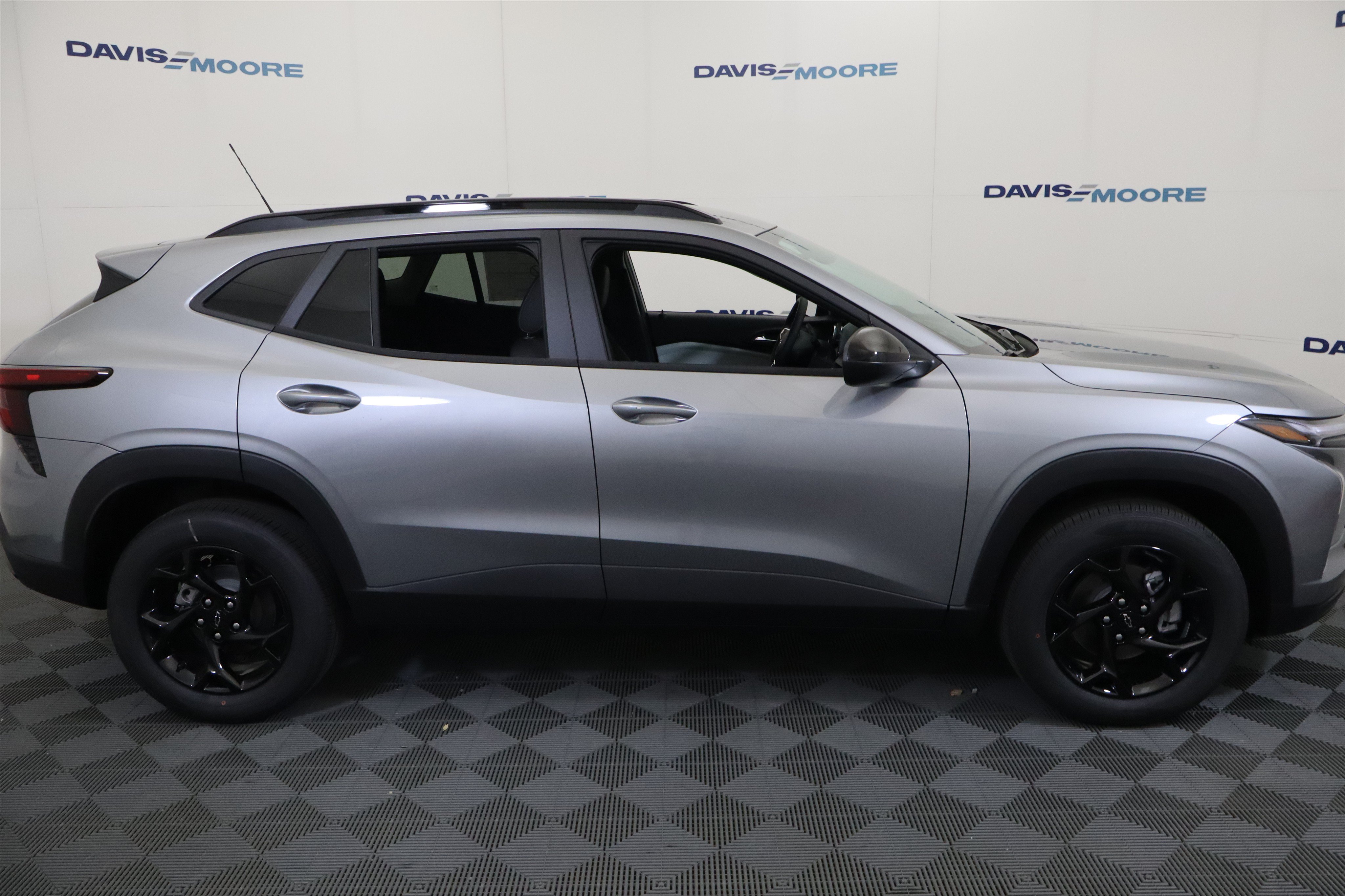 New 2026 Chevrolet Trax LT w/ Midnight Edition FWD image 5