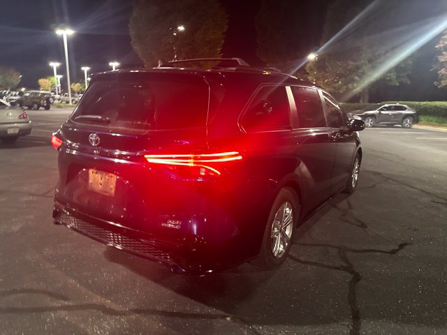 Used 2022 Toyota Sienna XSE w/ XSE Plus Package AWD/4WD image 4