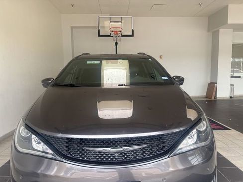 Used 2018 Chrysler Pacifica Limited w/ Advanced Safetytec Group FWD image 4