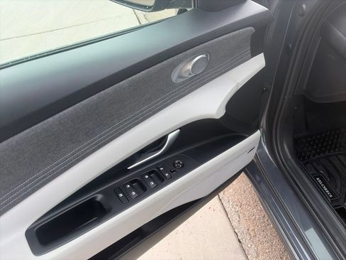 Used 2023 Hyundai Elantra Limited FWD image 21