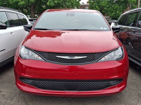 Used 2027 Chrysler Pacifica LX FWD image 2