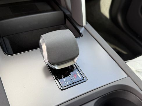 New 2025 Land Rover Discovery Sport S image 21