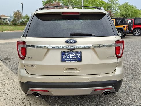Used 2017 Ford Explorer XLT w/ Equipment Group 202A AWD/4WD image 5