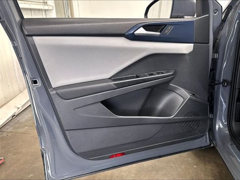 Used 2023 Volkswagen Taos SE w/ Panoramic Sunroof Package FWD image 23