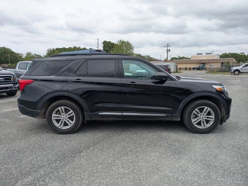 Used 2023 Ford Explorer XLT AWD/4WD image 3
