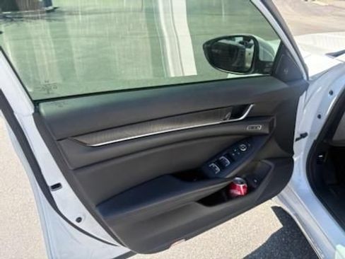 Used 2018 Honda Accord Touring image 8