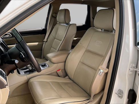 Used 2018 Jeep Grand Cherokee Overland AWD/4WD image 9