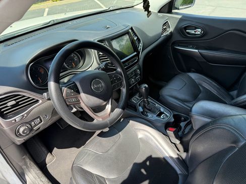 Used 2019 Jeep Cherokee Limited image 11