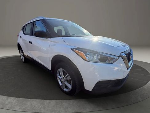Used 2019 Nissan Kicks S image 3