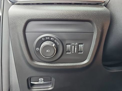 Used 2023 Jeep Grand Cherokee Overland w/ Luxury Tech Group IV AWD/4WD image 30