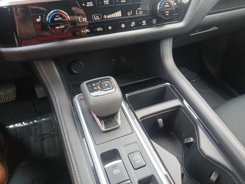 Used 2025 Nissan Pathfinder SV FWD image 34