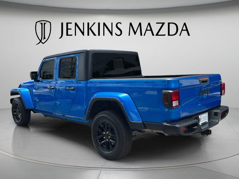 Used 2023 Jeep Gladiator Sport AWD/4WD image 5