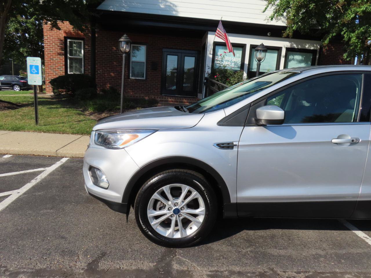 Used 2019 Ford Escape SE FWD image 2