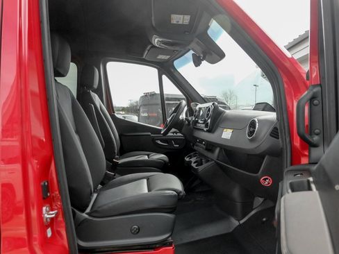 Used 2025 Mercedes-Benz Sprinter 2500 image 24