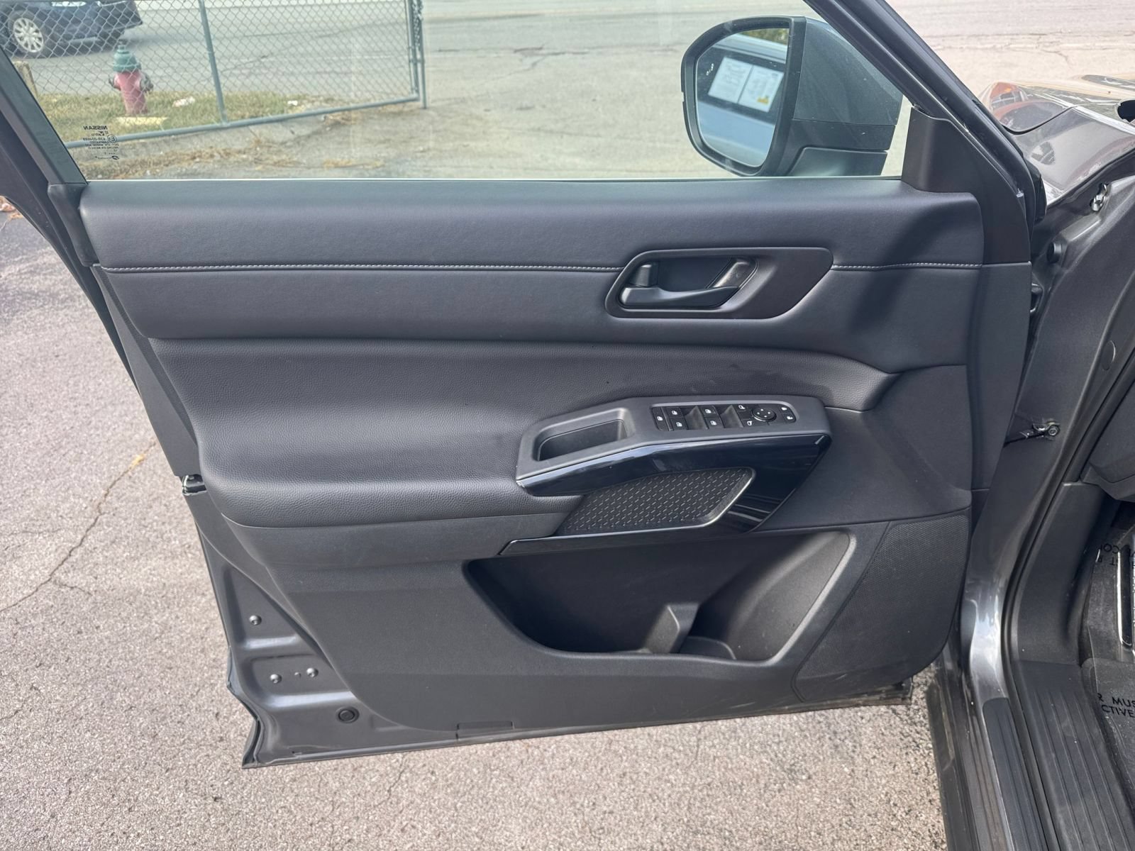Used 2025 Nissan Pathfinder SV AWD/4WD image 18