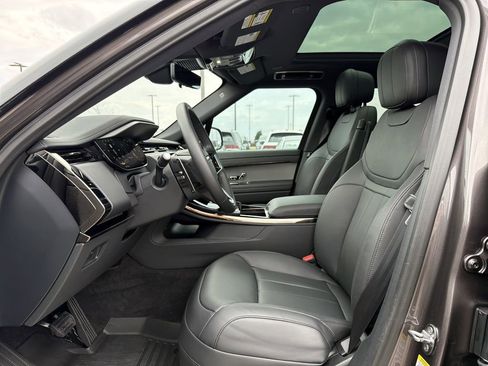 Used 2025 Land Rover Range Rover Sport SE image 3