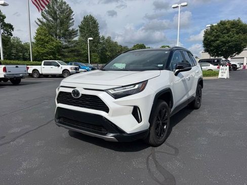 Used 2025 Toyota RAV4 XSE AWD/4WD image 2