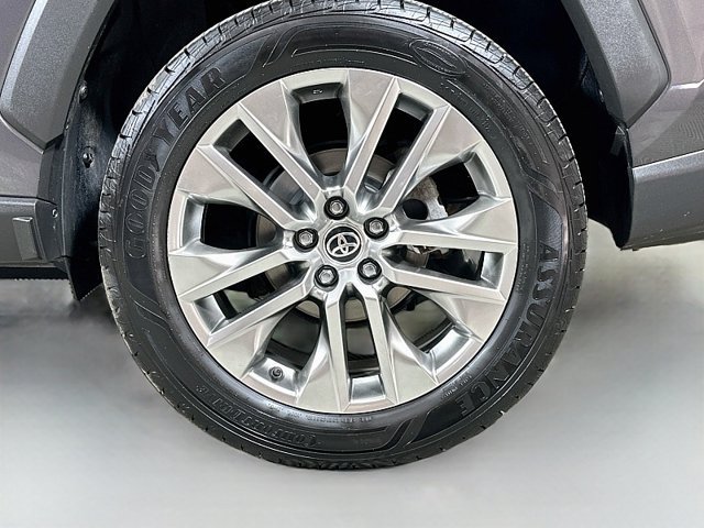 Used 2020 Toyota RAV4 Limited AWD/4WD image 35