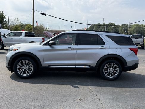 Used 2021 Ford Explorer XLT w/ Equipment Group 202A AWD/4WD image 5