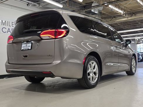 Used 2017 Chrysler Pacifica Touring Plus w/ Tire & Wheel Group FWD image 8